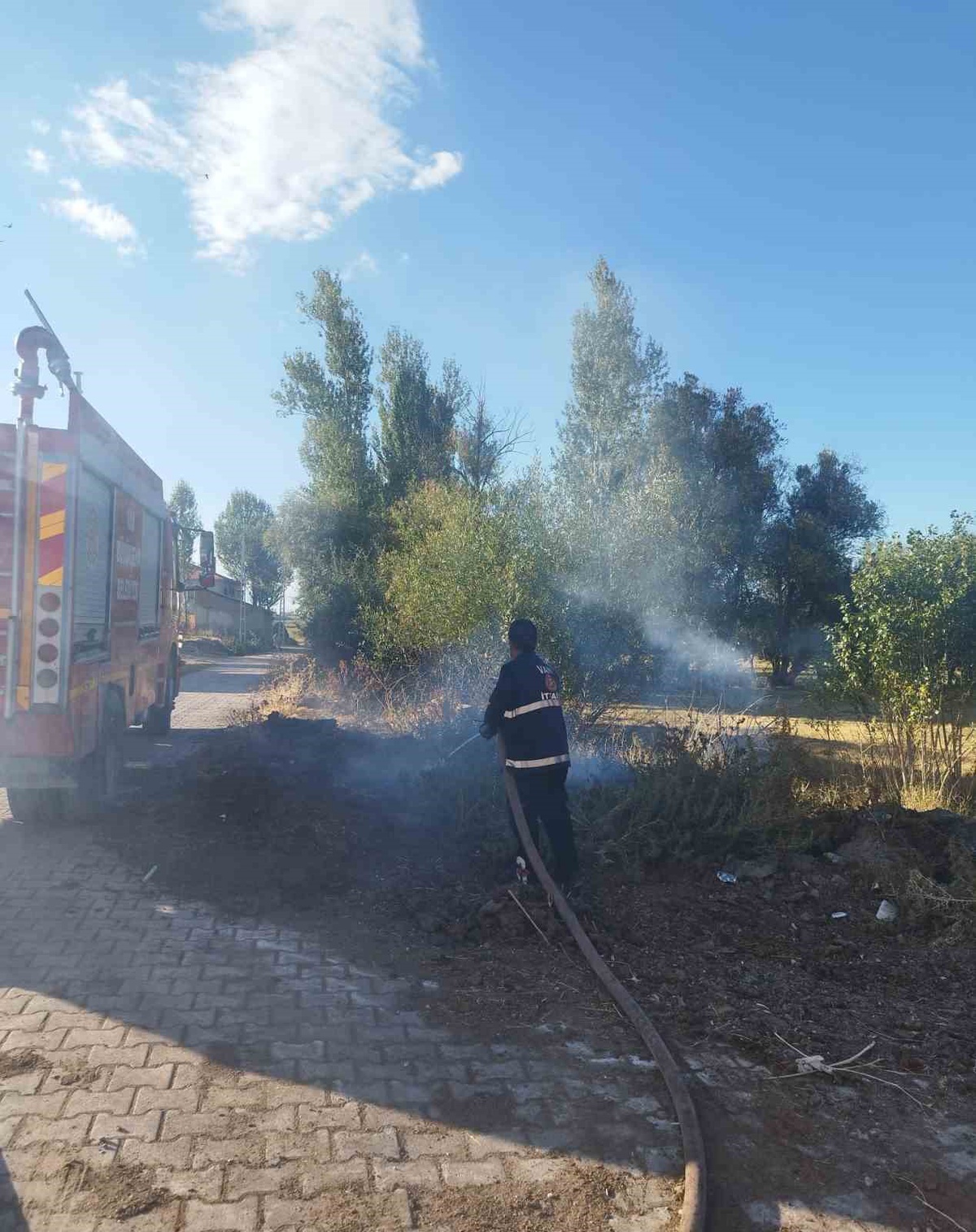 Van Gevaş'ta çıkan örtü yangını itfaiyenin yarım saatlik müdahalesiyle söndürüldü
