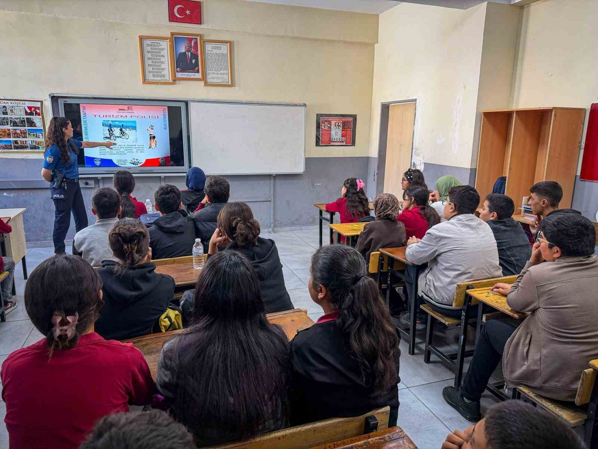 Van Muradiye'de polis, 8. sınıf öğrencilerine trafik ve internet eğitimi verdi