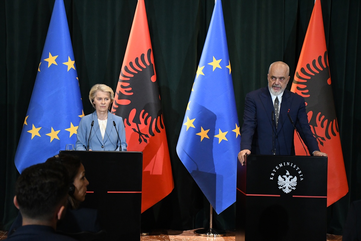 Von der Leyen Tiran'da Arnavutluk'un AB üyeliğinin birliği güçlendireceğini söyledi