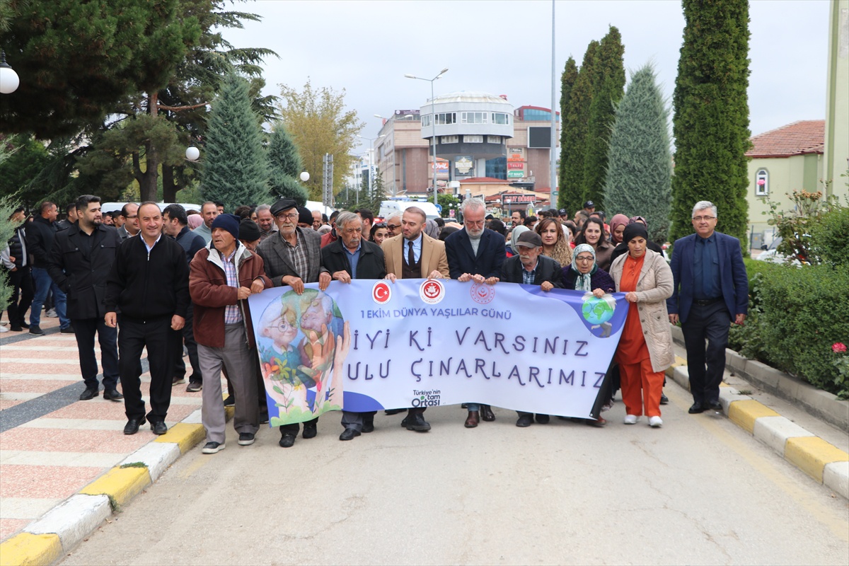 Yozgat ve Niğde'de yaşlılar ile gençler Dünya Yaşlılar Günü için yürüdü