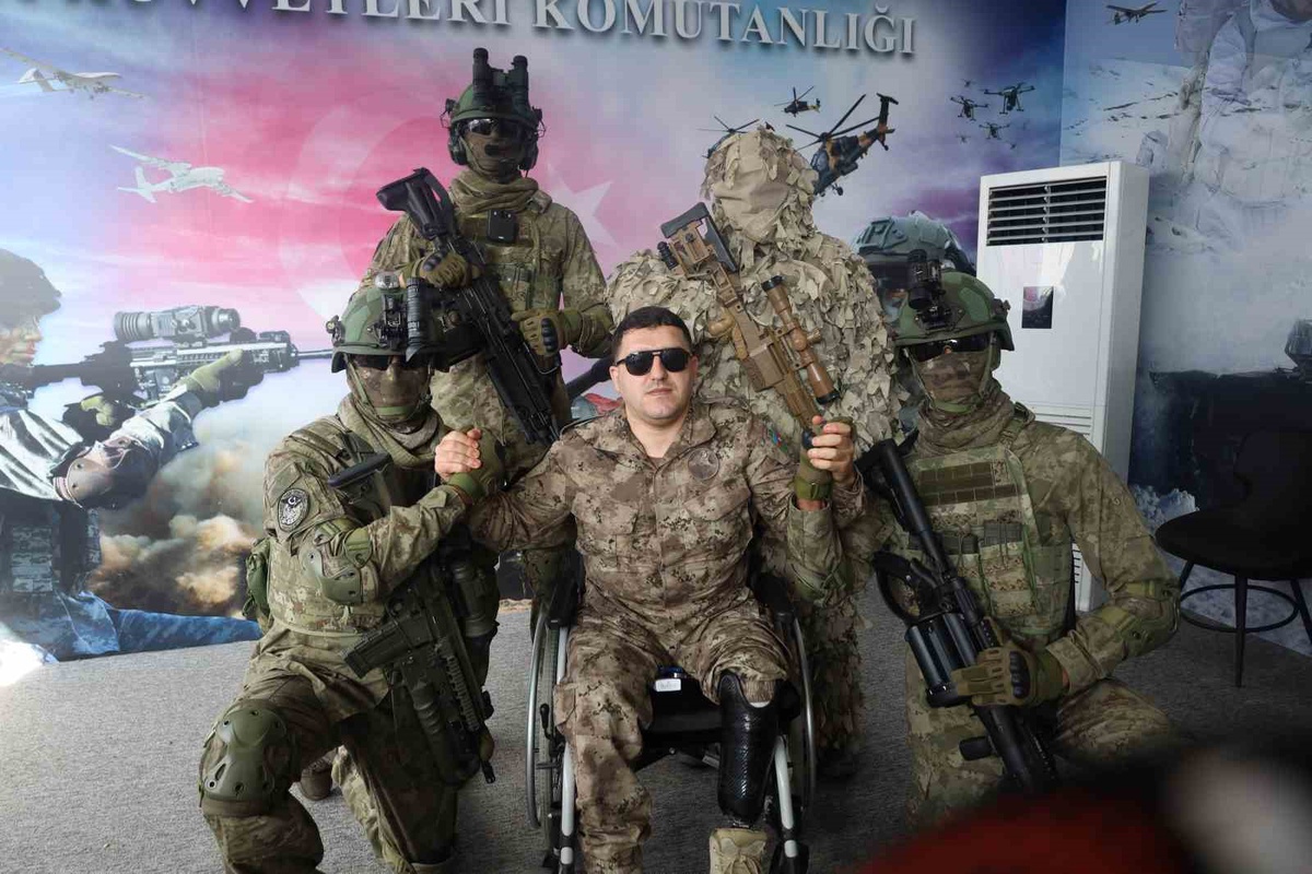 2. Karabağ Savaşı gazisi Taleh Camalov, TEKNOFEST Güneydoğu'da askerlerle buluştu