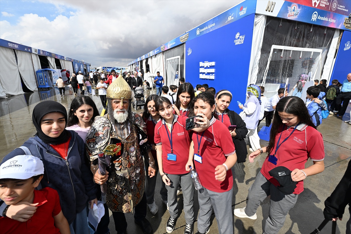 72 yaşındaki Hasan Keskin, temsili savaşçı kıyafetiyle TEKNOFEST'te ilgi görüyor