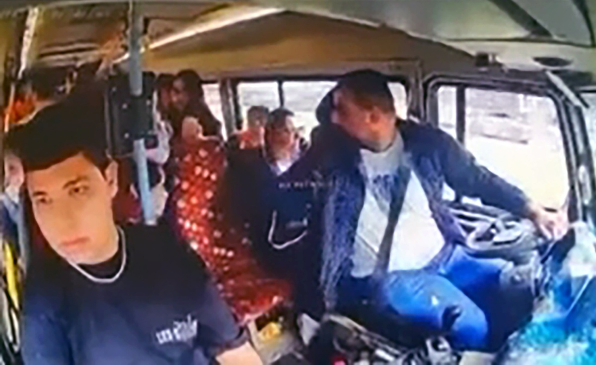 Adana'da yolcularla sohbete dalan minibüs şoförü önündeki dolmuşa çarptı! O anlar kamerada