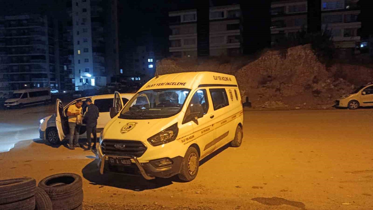 Adana Sarıçam'da 3. kattan düşen kişinin ölümü sonrası iki kişi gözaltına alındı
