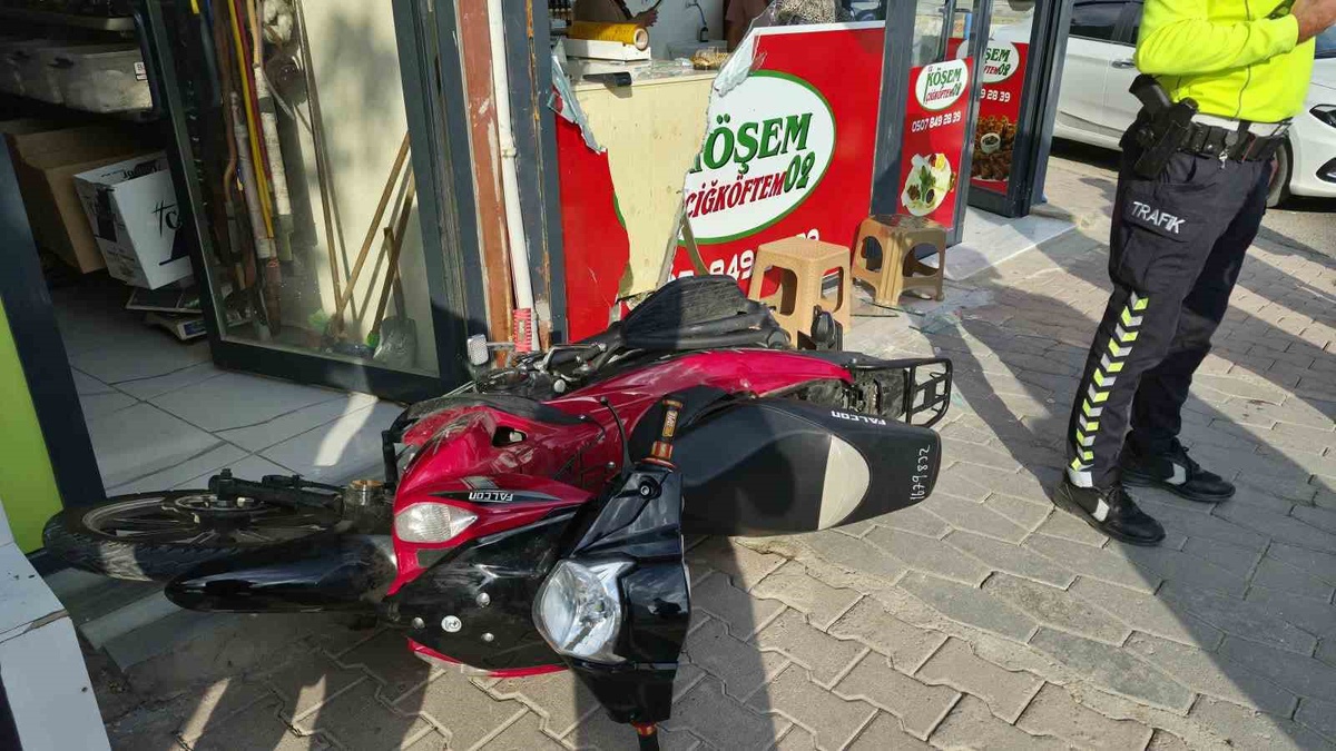 Adıyaman'da kontrolden çıkan motosiklet çocuğa çarpıp çiğköfteciye daldı, 1 yaralı