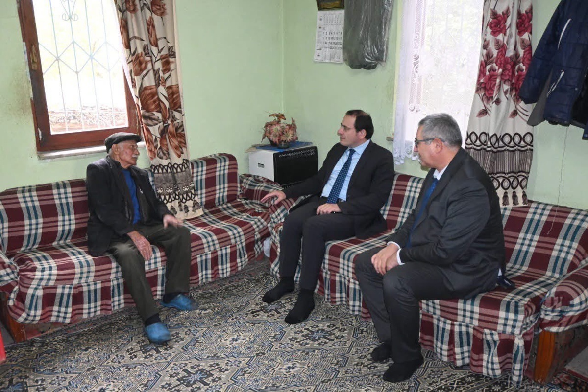 Afyon Çay Kaymakamı Türker, Dünya Yaşlılar Günü'nde yaşlıları evlerinde ziyaret etti