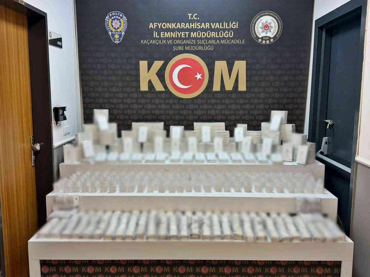 Afyonkarahisar Bolvadin'de polis, araçta kaçak cep telefonu aksesuarları ele geçirdi