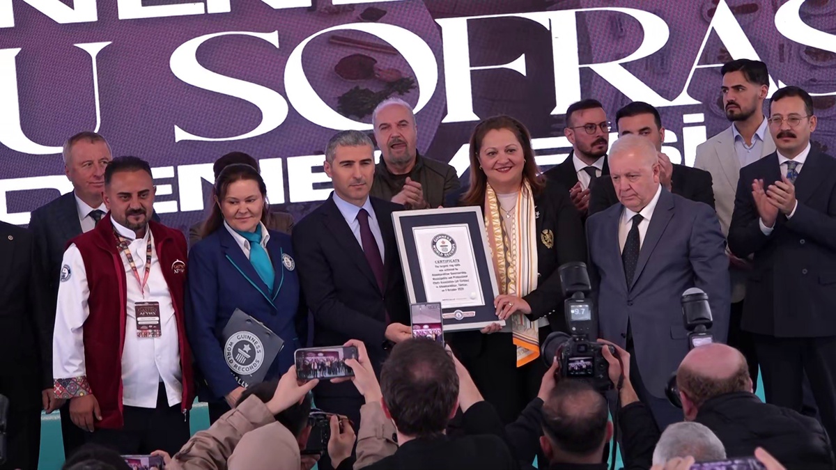 Dünyanın en büyük sofrası Afyonkarahisar'da kuruldu! 247 metrelik Anadolu Sofrası Rusya'nın rekorunu kırdı