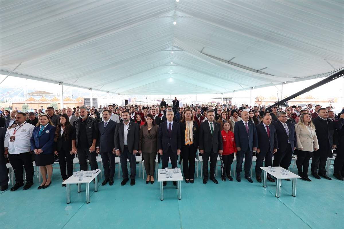 Afyonkarahisar'da Gastro Afyon başladı, 247 metre 68 santimetrelik sofra rekor kırdı