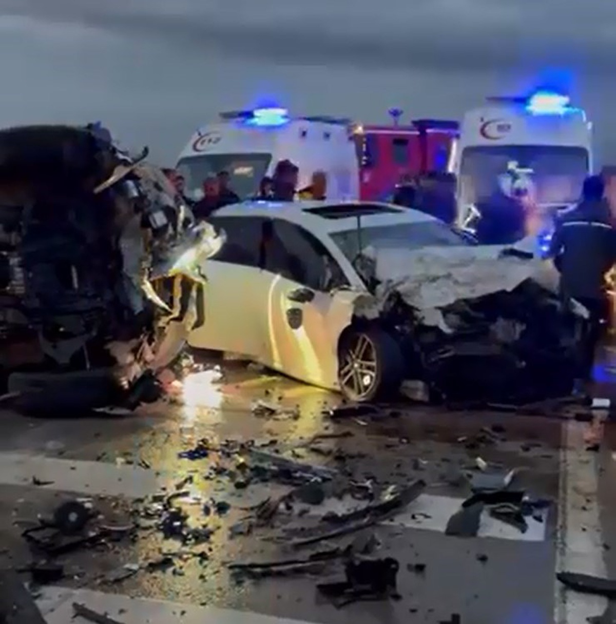 Aksaray'da iki otomobil kafa kafaya çarpıştı, 2 sürücü ağır yaralandı