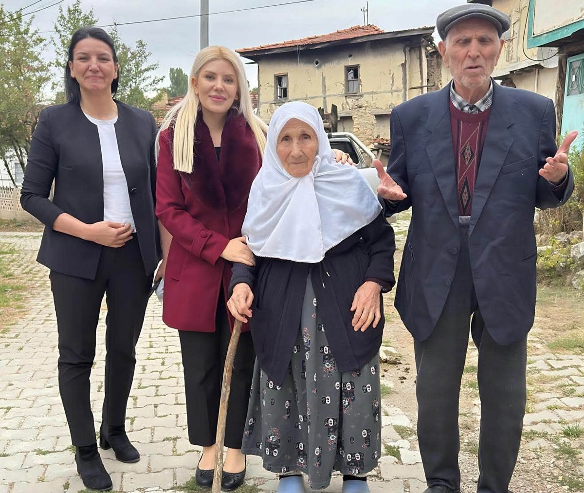 Altıntaş Kaymakamı Ayşegül Yıldırım, Dünya Yaşlılar Günü'nde yaşlı çifti ziyaret etti