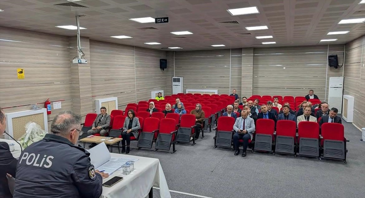 Amasya Göynücek'te Kaymakam Akman başkanlığında okul güvenliği toplantısı yapıldı