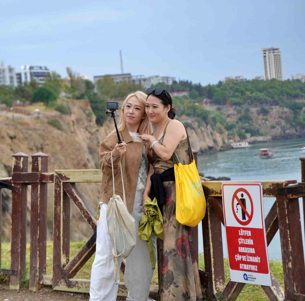 Antalya'da yabancı turistler sağanağa rağmen Aşağı Düden Şelalesi'ni ziyaret etti