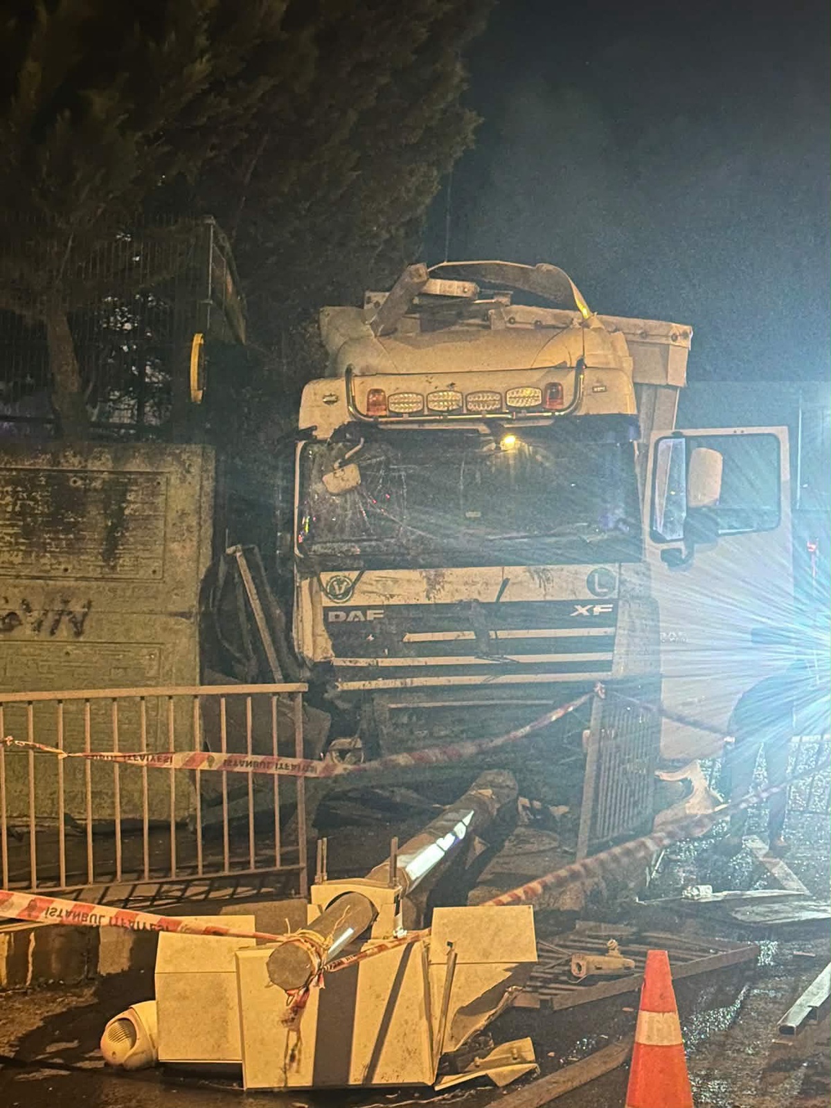 Arnavutköy'de iddiaya göre kontrolden çıkan TIR durağa daldı, ölü yaralı yok