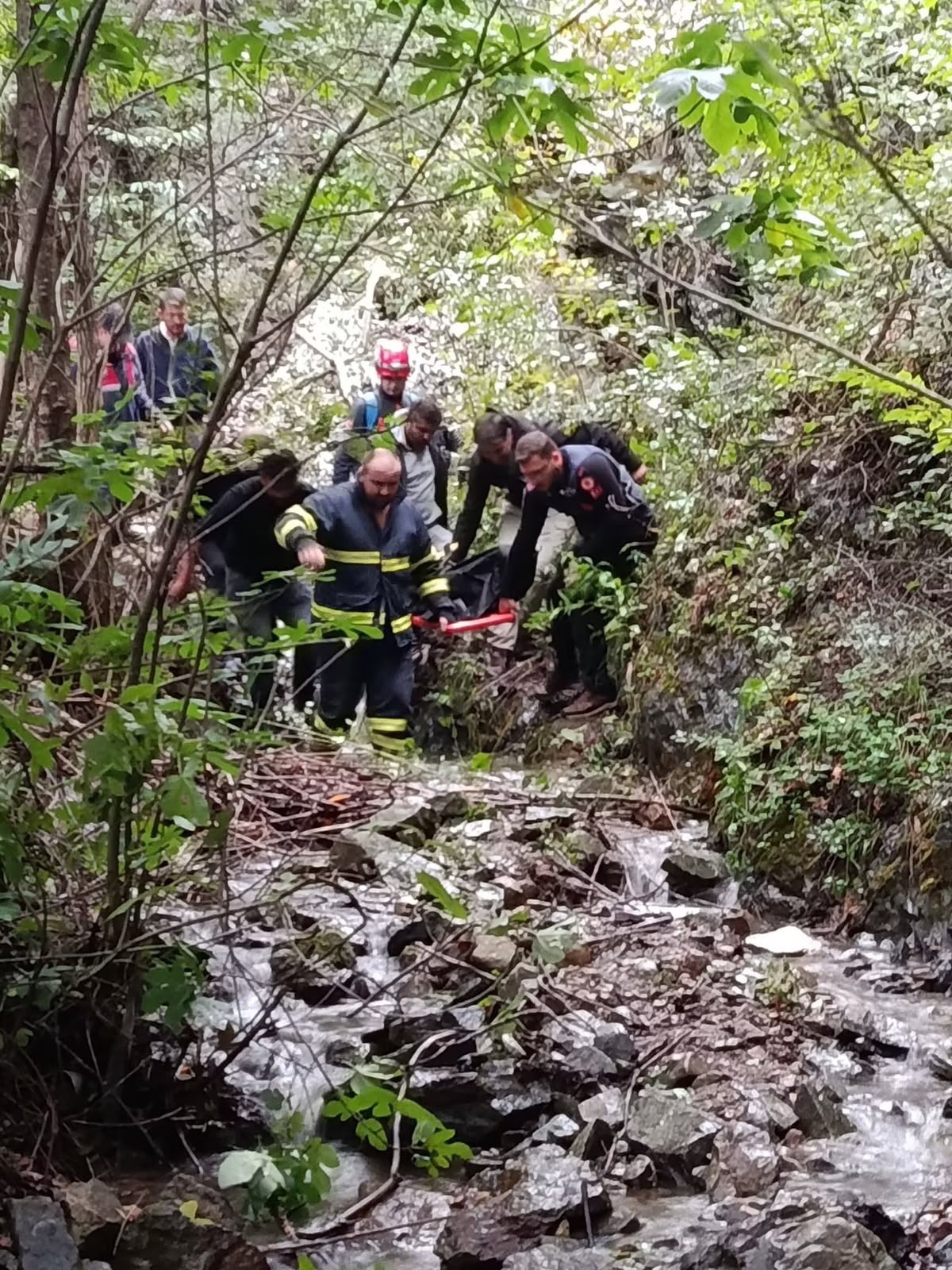 Artvin Yusufeli'de otomobilin uçuruma yuvarlanması sonucu sürücü hayatını kaybetti