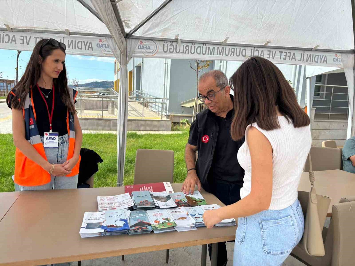 Aydın'da AFAD koordinesinde yurtlarda kalan üniversitelilere afet eğitimi verildi