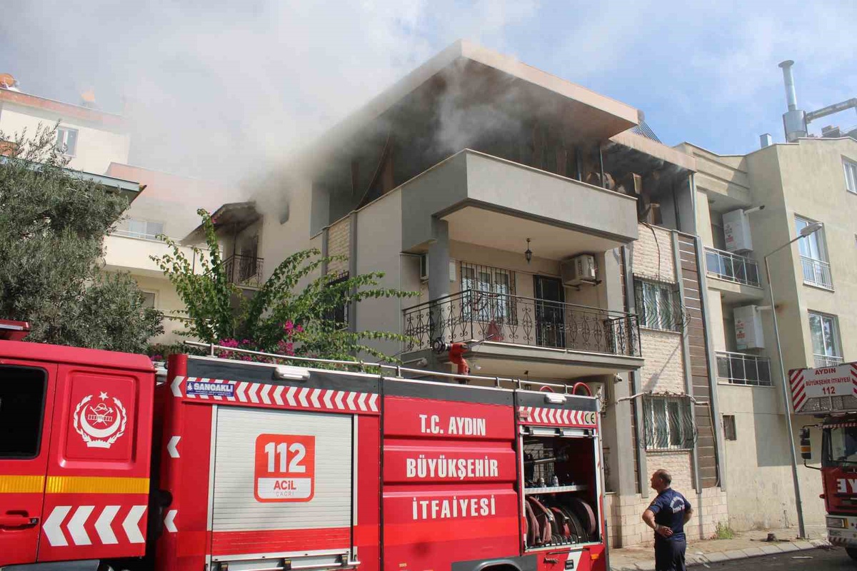 Aydın Efeler'de 3 katlı apartmanın çatısındaki yangın söndürüldü, yaralanan olmadı