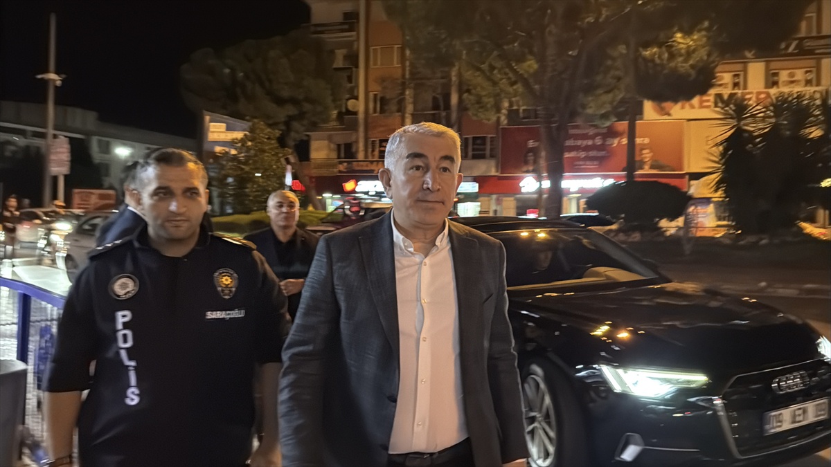 Aydın İl Emniyet Müdürü Karaduman, Efeler'deki uygulama noktasında polislerle görüştü