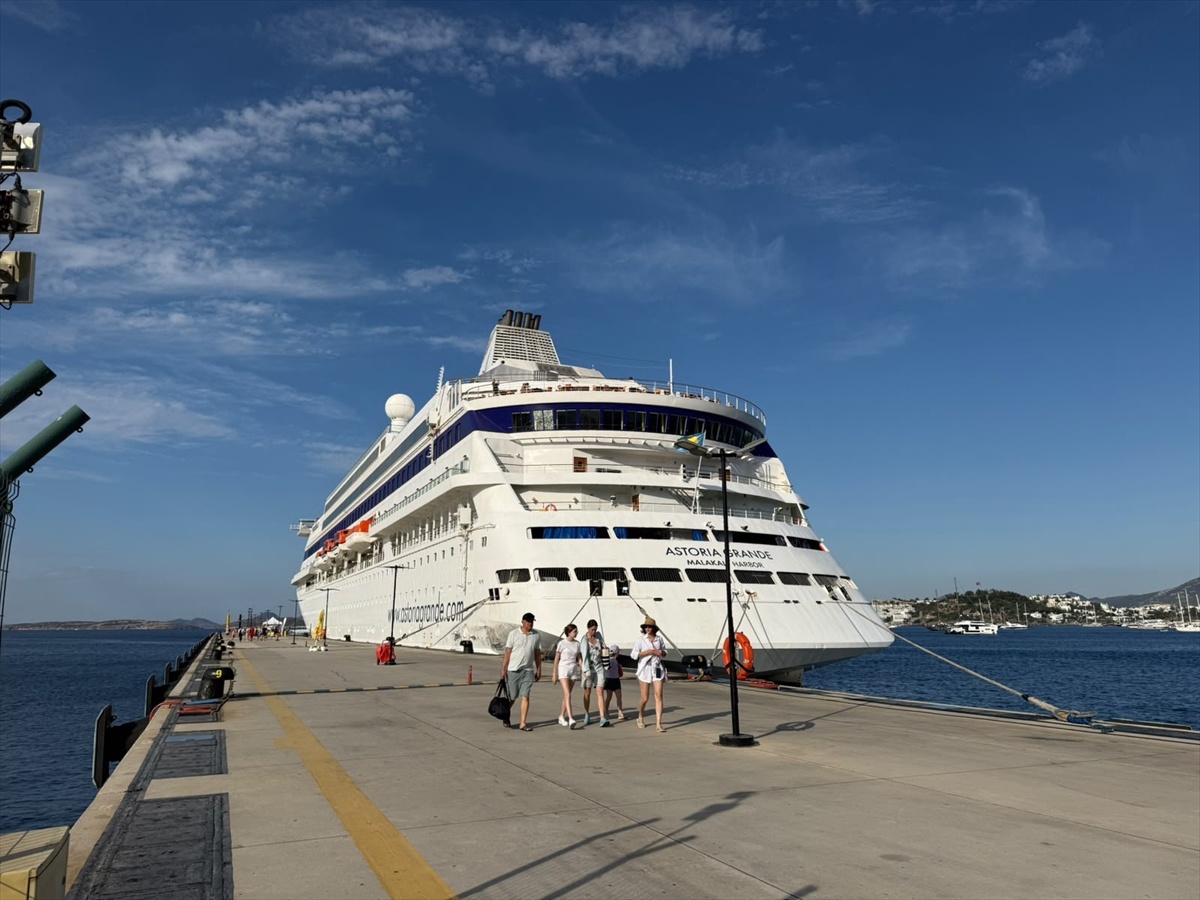 Bahama bayraklı Astoria Grande, 365 yolcuyla Kuşadası'ndan Bodrum'a ulaştı