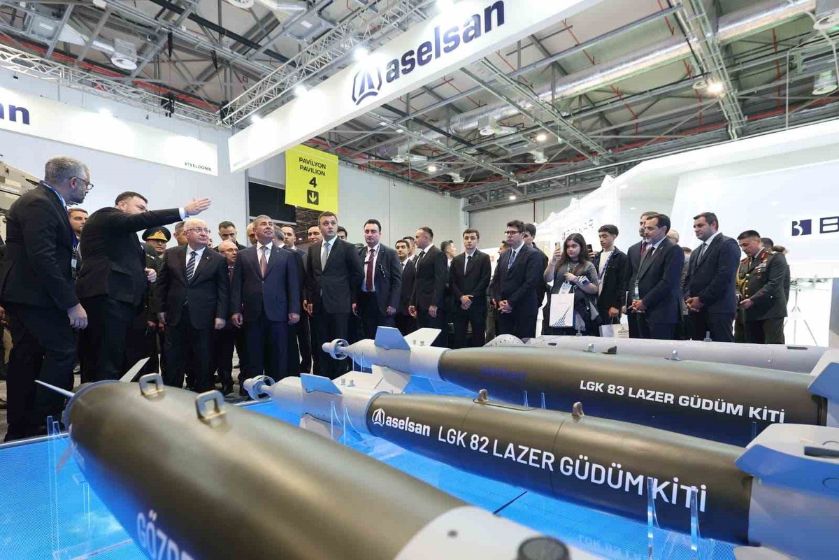 Bakan Güler, Bakü'deki ADEX'te Hasanov ile savunma sanayisi şirketlerini gezdi