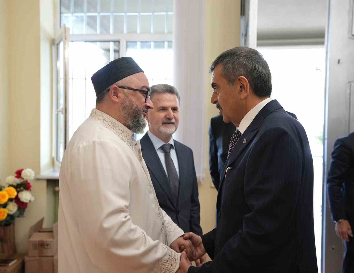 Bakan Tekin, Tiflis'te Gürcistan Müslümanları İdaresi'ni ziyaret etti, cuma kıldı