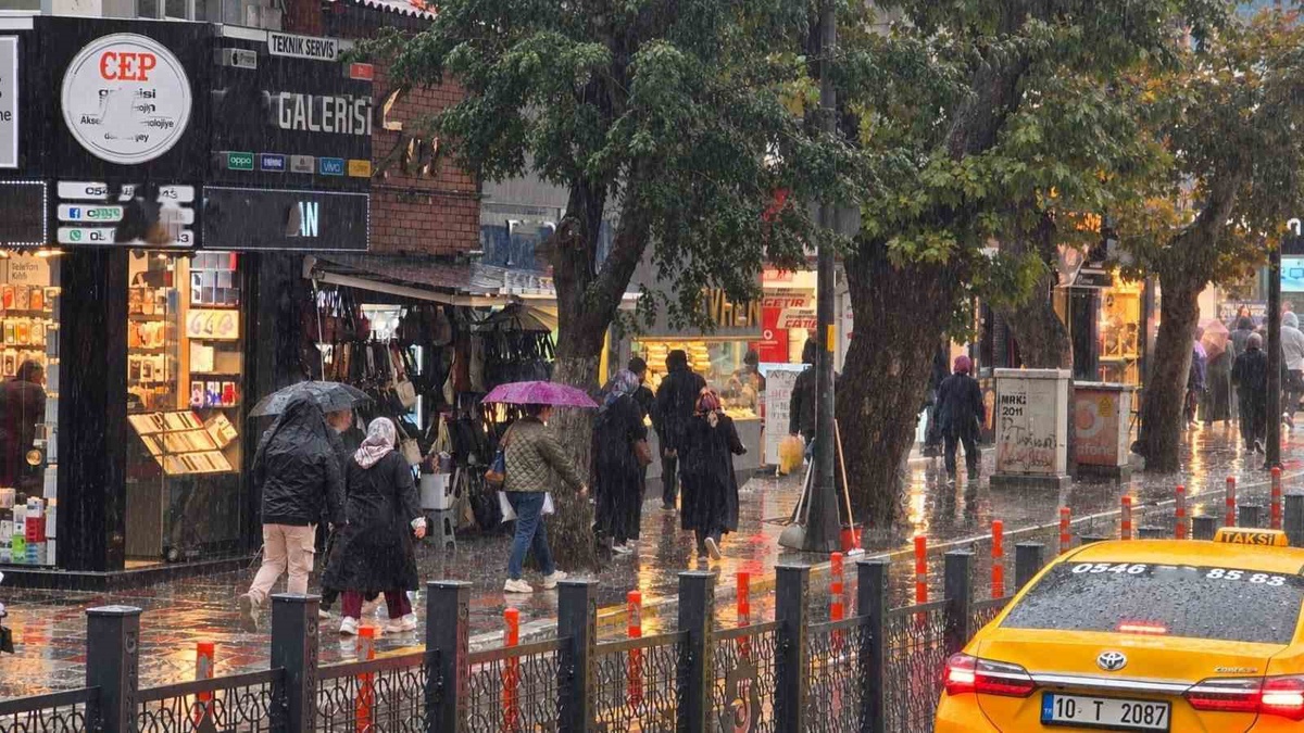 Bandırma'da sağanak, kent merkezinde günlük yaşamı ve trafiği olumsuz etkiledi