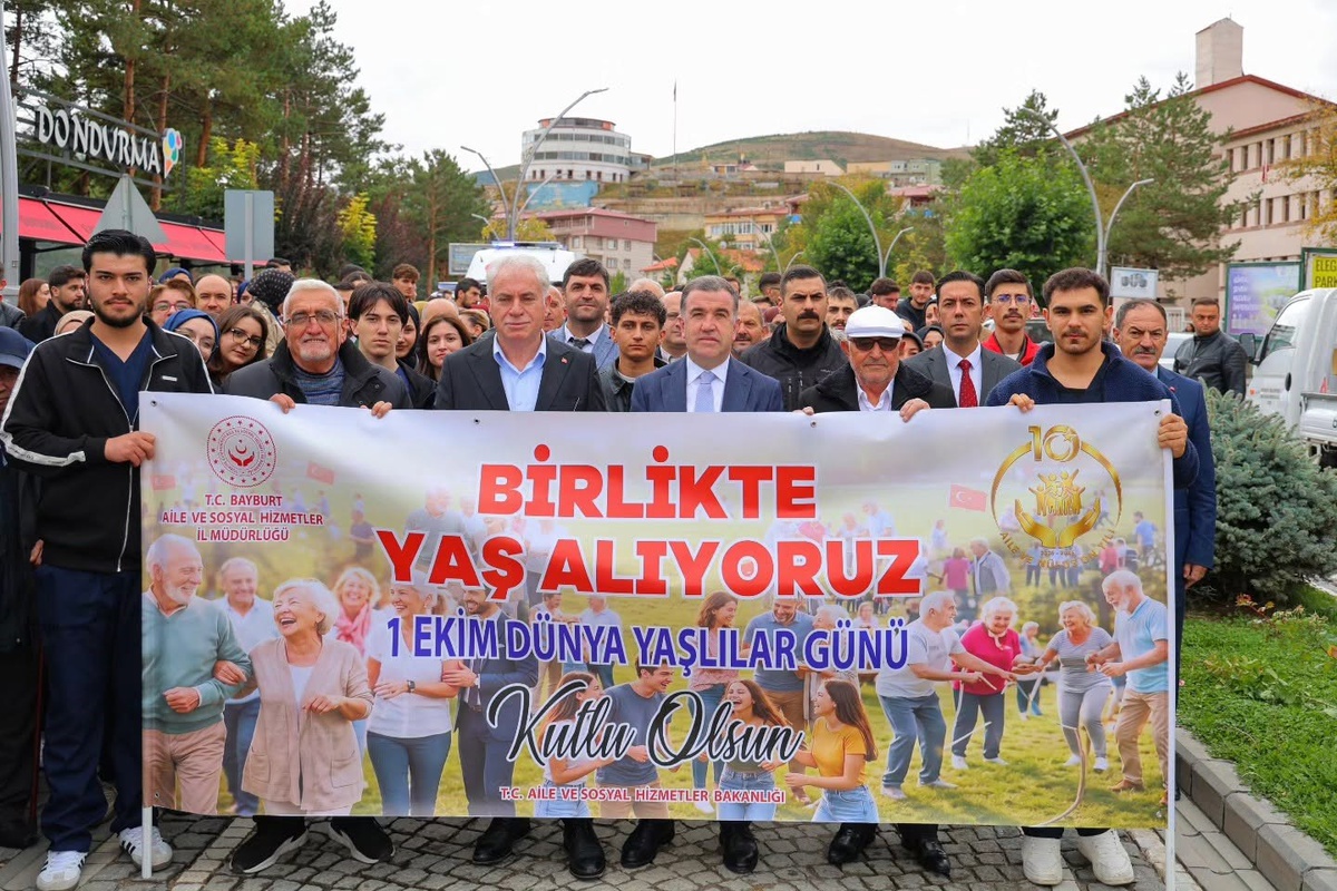 Bayburt'ta Dünya Yaşlılar Günü yürüyüşünde kuşaklar arası dayanışmaya dikkat çekildi