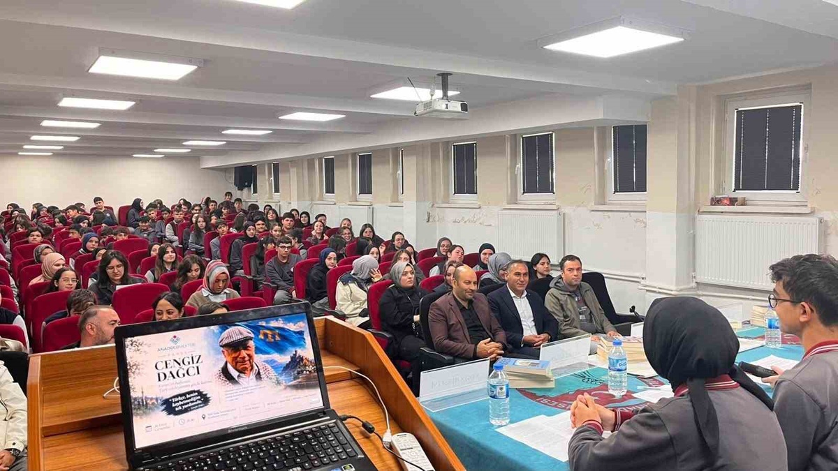 Bayburt'ta öğrenciler Cengiz Dağcı'yı Milli İrade Anadolu Lisesinde anlattı