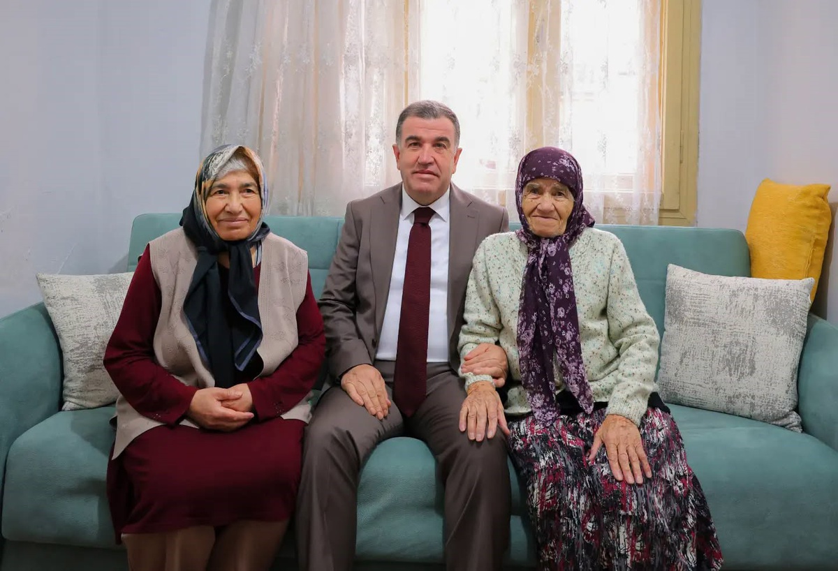 Bayburt ve Aydıntepe'de Dünya Yaşlılar Günü'nde yaşlılar evlerinde ziyaret edildi