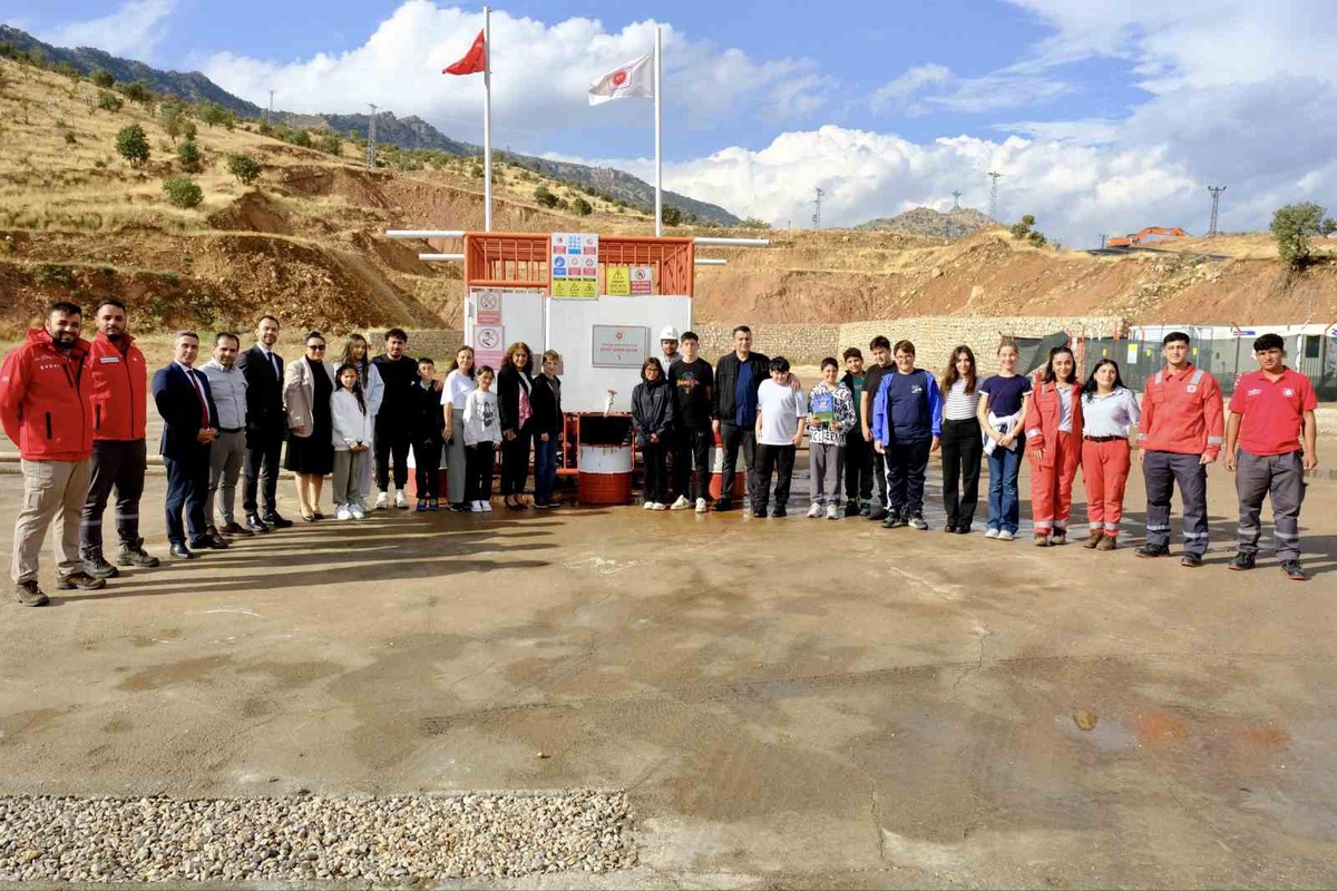 Beykoz'dan Şırnak'a gelen öğrenciler TPAO sahasında petrol çalışmalarını inceledi