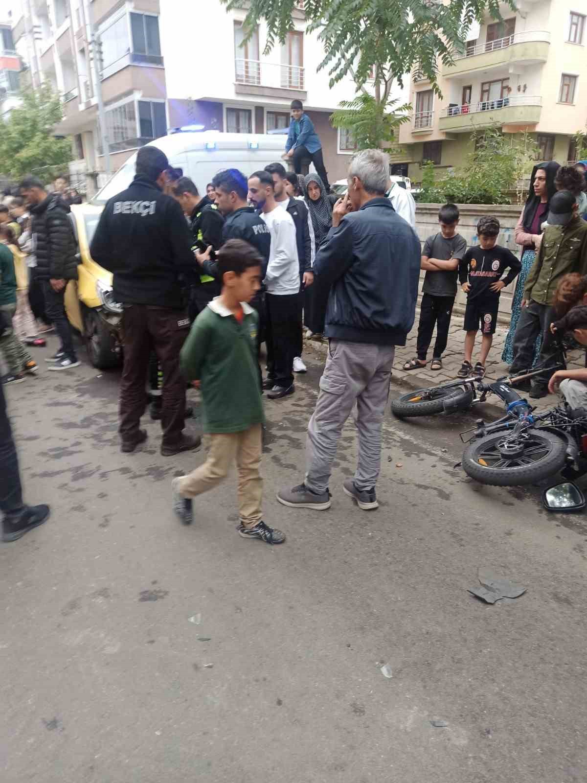 Bingöl’de ticari taksi bisiklete çarptı: 2 yaralı