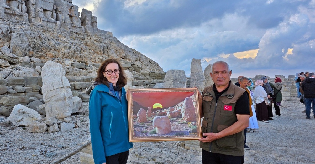 Birleşik Krallık Büyükelçisi, Nemrut'ta 34 yıllık görevliden fotoğraf hediyesi aldı
