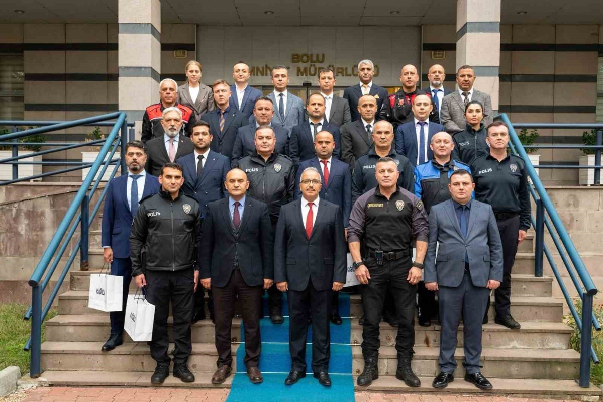 Bolu İl Emniyet Müdürü Yılmaz İpar, başarılı personele hediyelerini takdim etti