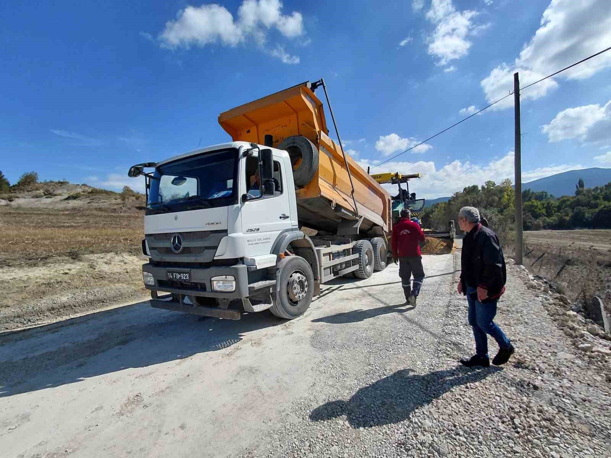 Bolu Mudurnu'da Pelitözü köyü yolunda sıcak asfalt öncesi PMT serimi başladı