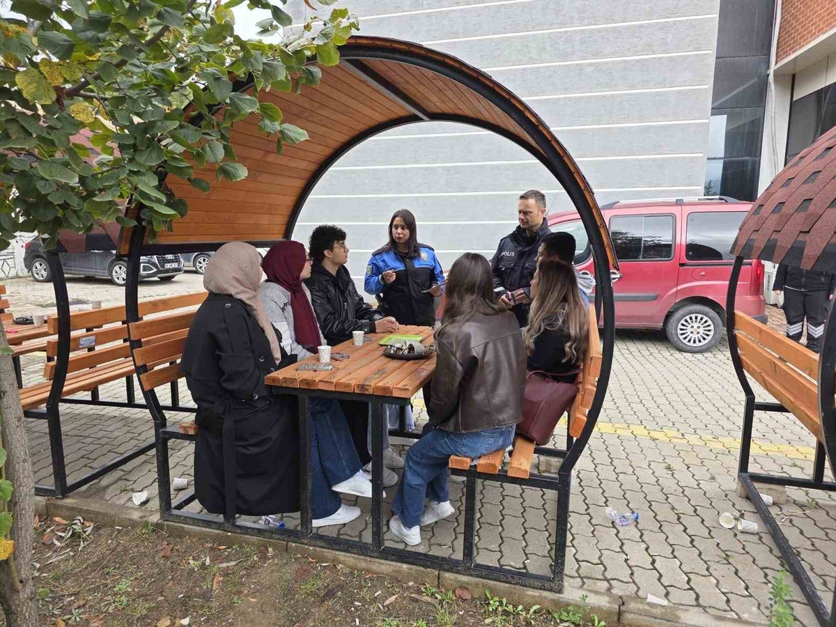Bozüyük'te polis, üniversite öğrencilerini dolandırıcılığa karşı uyardı