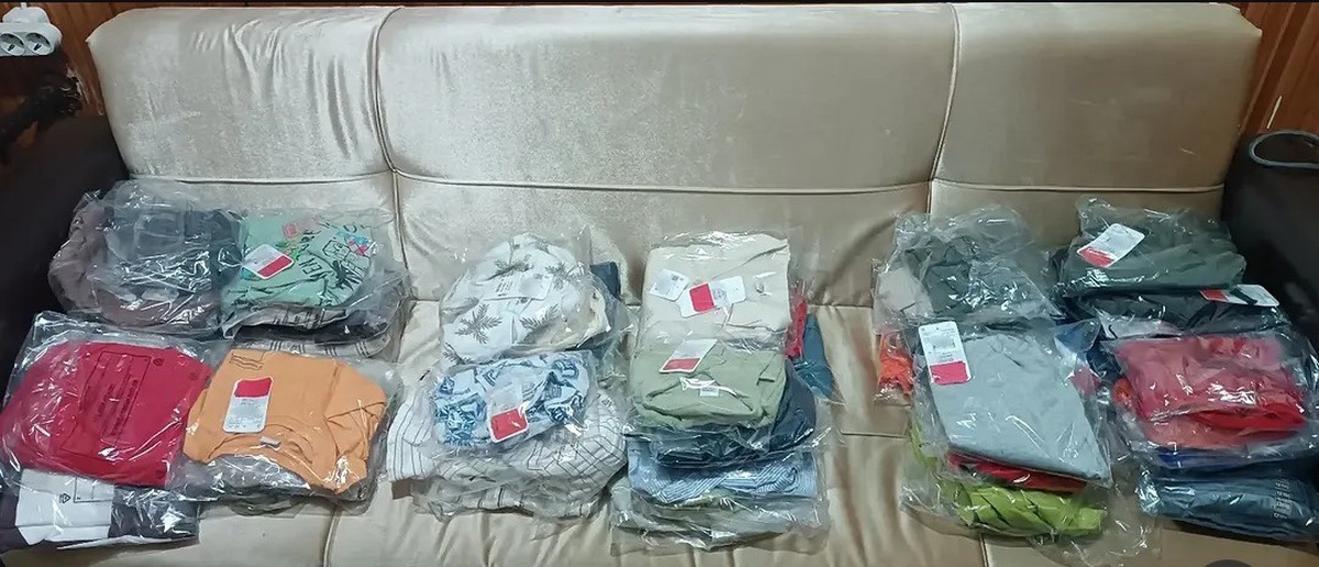 Burhaniye Pelitköy'de çocuklara 60 parça kıyafet yardımı ulaştırıldı