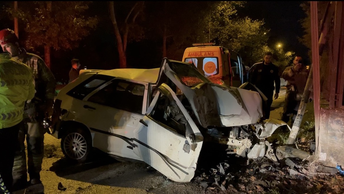 Bursa Osmangazi'de otomobil duvara çarptı, sürücü araçta sıkışarak ağır yaralandı