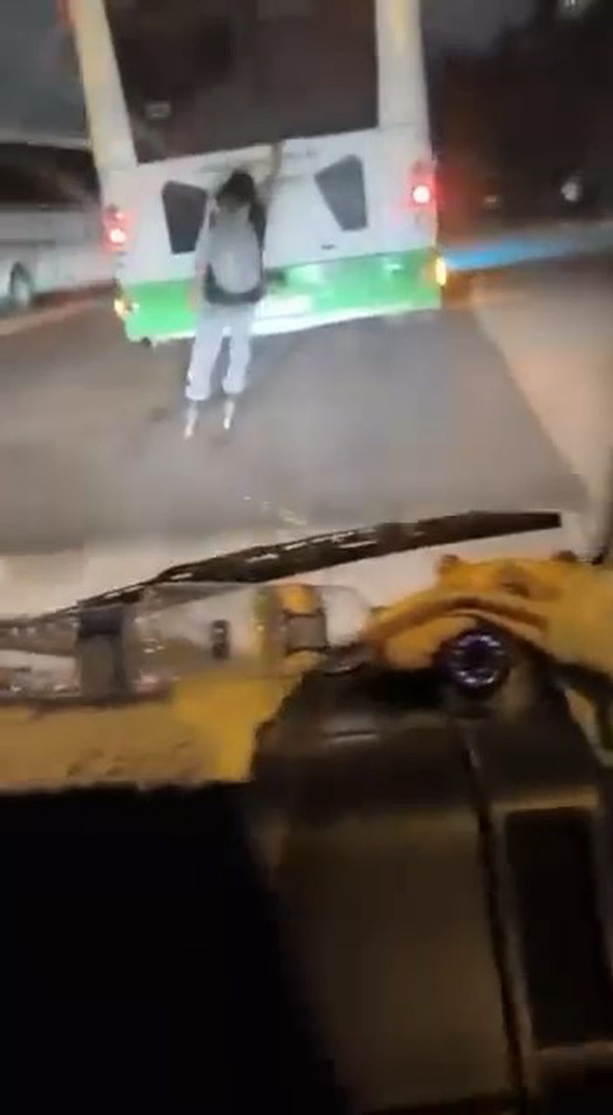 Bursa Osmangazi'de patenli genç, özel halk otobüsünün arkasına tutunup ilerledi