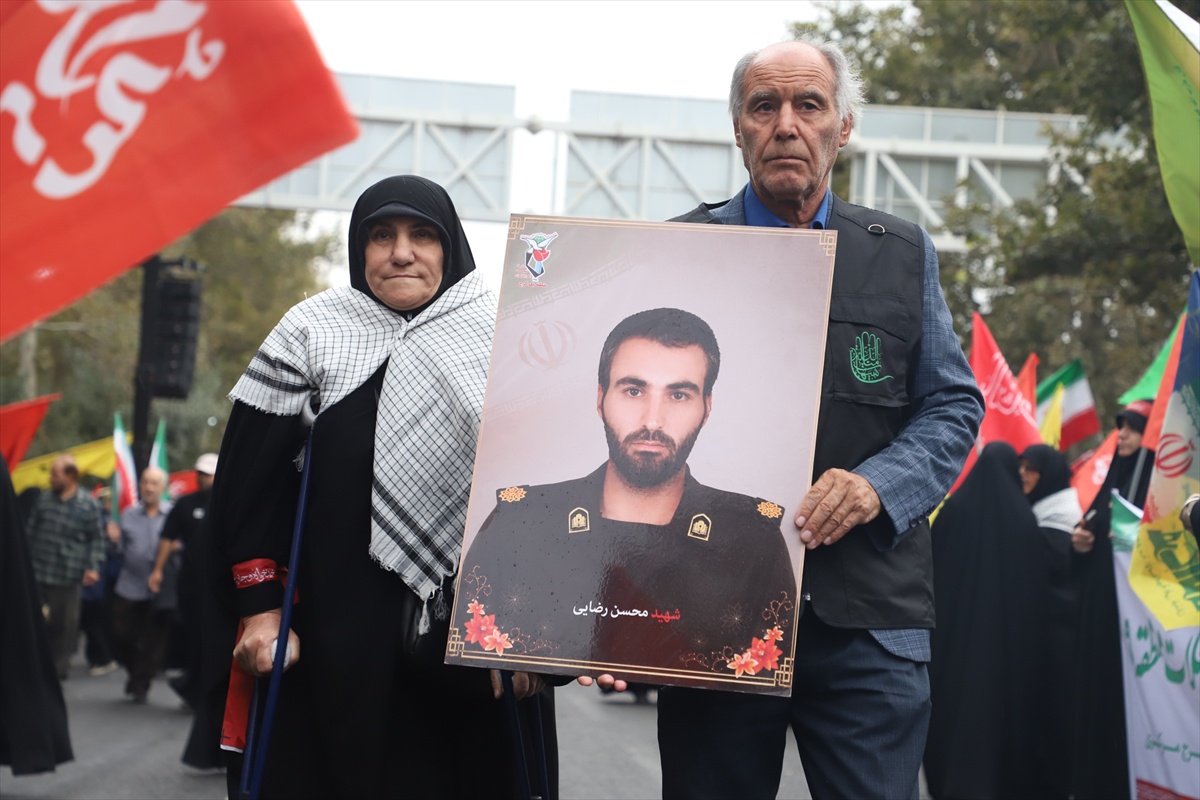 Can Feda'ya kayıtlı 100 binden fazla İranlı, Kerec'te ABD ve İsrail aleyhine gösteri yaptı