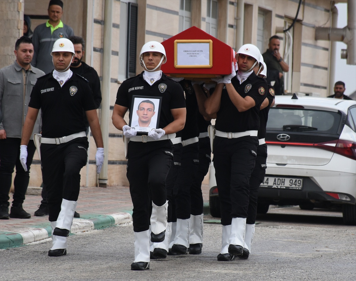 Denizde hayatını kaybeden polis memuru Orhan Gazi Yetiş Malatya'da toprağa verildi
