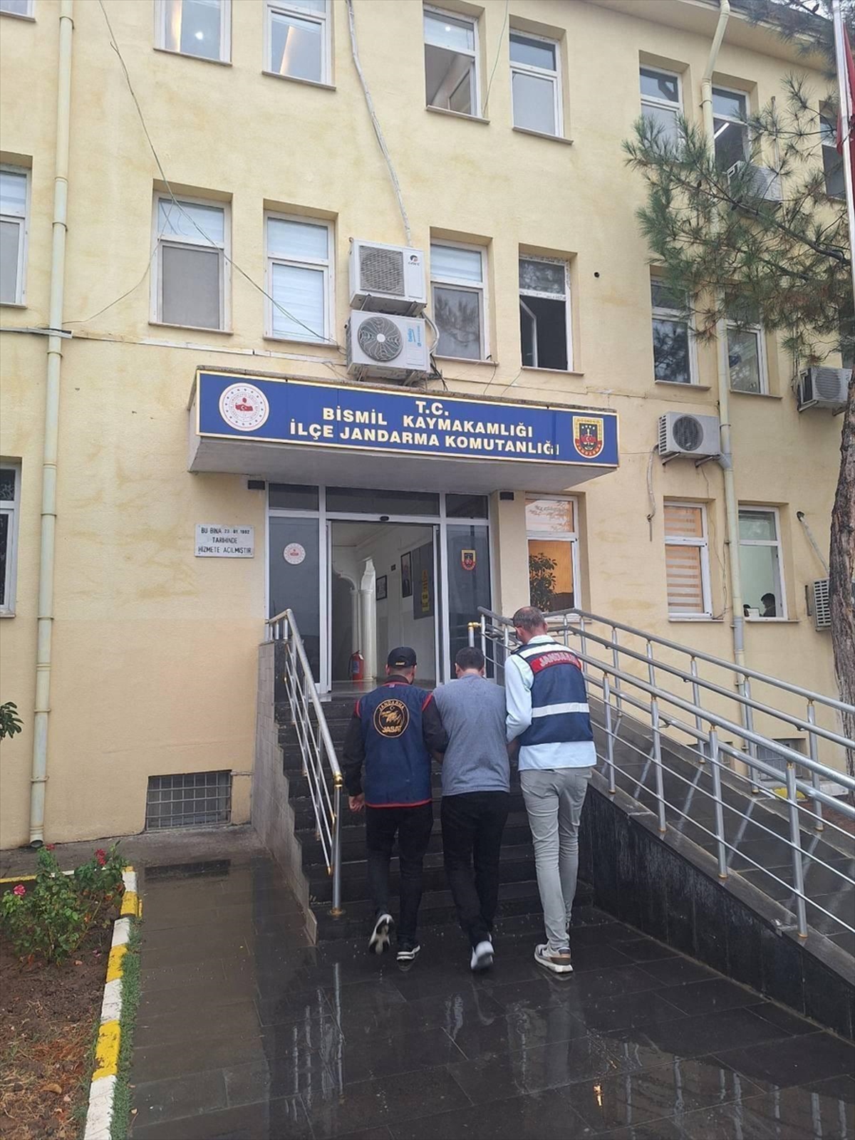 Diyarbakır Bismil'de JASAT, 29 yıl 5 ay hapis cezası olan firari hükümlüyü yakaladı