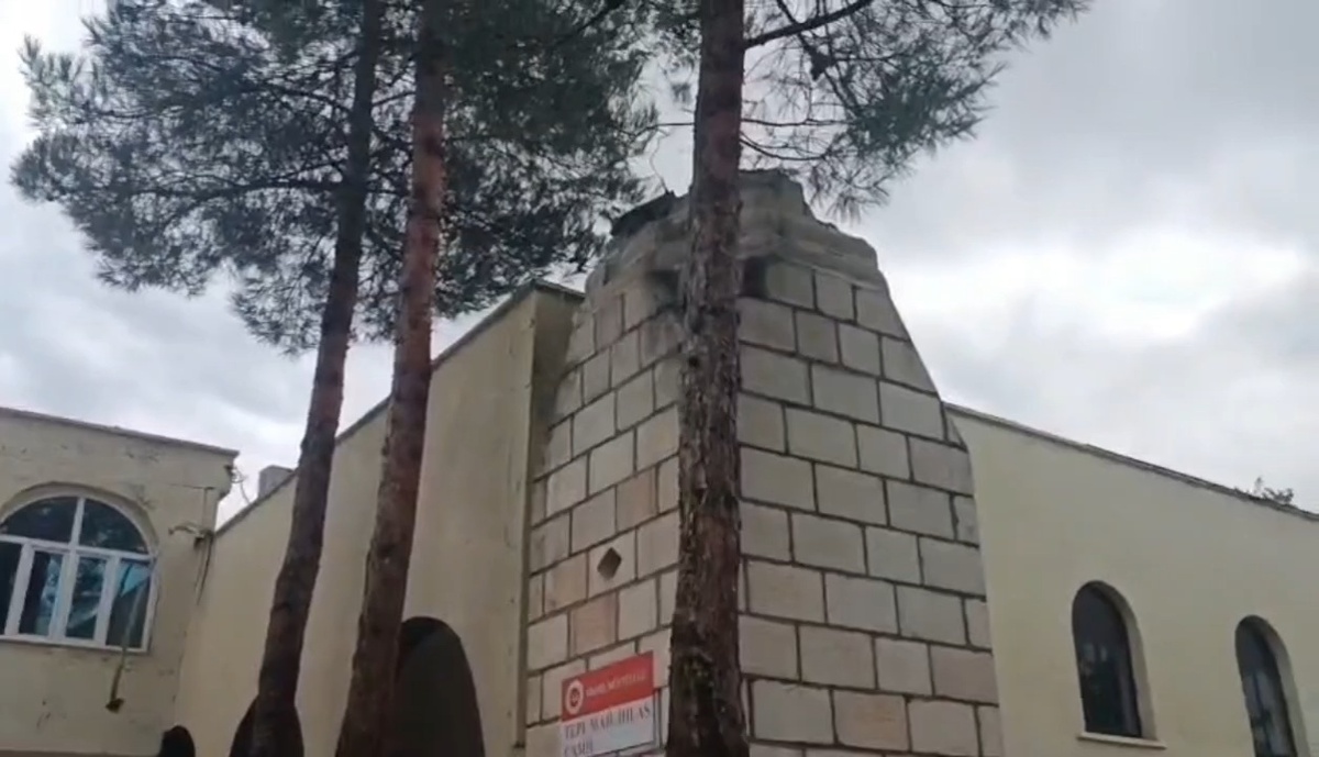 Diyarbakır Bismil'de sağanak ve rüzgarda caminin minaresi evin damına devrildi