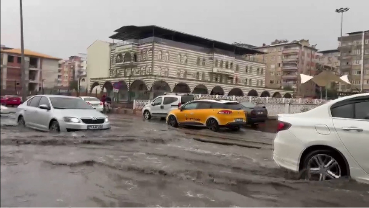Diyarbakır'da akşam sağanağı hayatı olumsuz etkiledi, belediye onarım başlattı