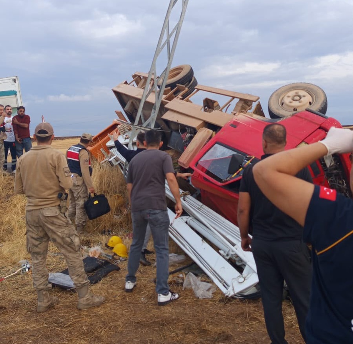 Diyarbakır Ergani'de elektrik arıza kamyoneti devrildi, 5 işçi ağır yaralandı