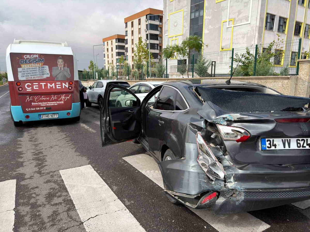 Diyarbakır Kayapınar'da halk otobüsü ve otomobil çarpıştı, 1'i çocuk 4 kişi yaralandı