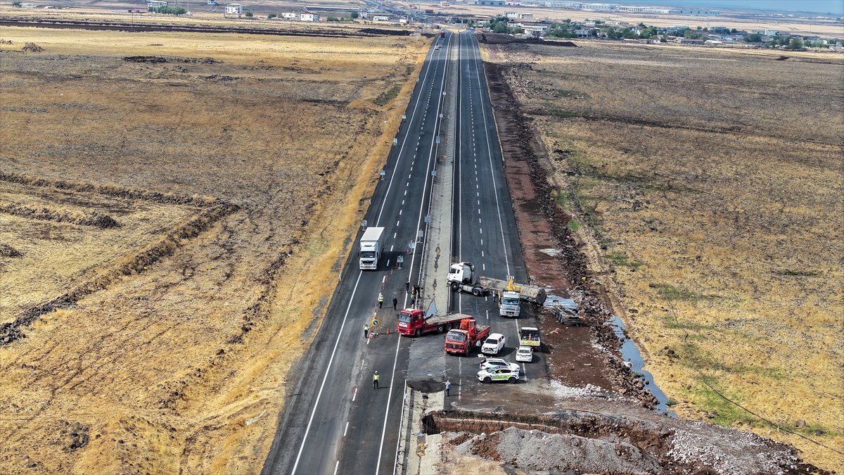 Diyarbakır-Şanlıurfa kara yolunda devrilen zift tankeri ulaşımı kapattı