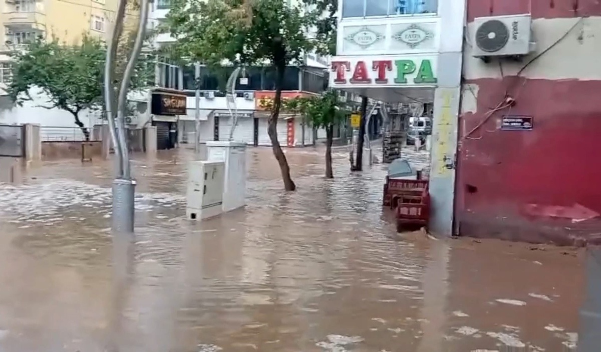 Diyarbakır Silvan'da sağanak ve dolu ev ve iş yerlerini su altında bıraktı