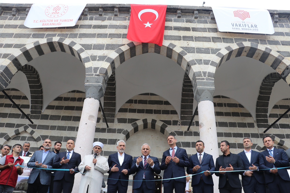 Diyarbakır ve Bingöl'de depremde hasar gören 10 camiden 6'sı yeniden ibadete açıldı