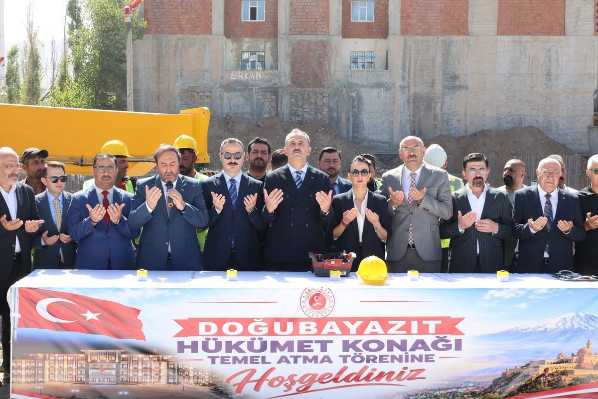 Doğubayazıt'ta yeni hükümet konağının ilk harcı dualarla döküldü