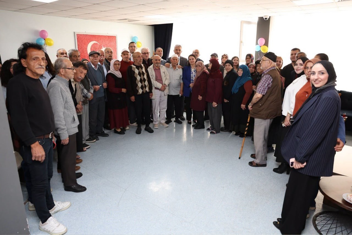 Düzce Valisi Makas, eşiyle Yaşlılar Günü'nde huzurevi sakinleriyle buluştu